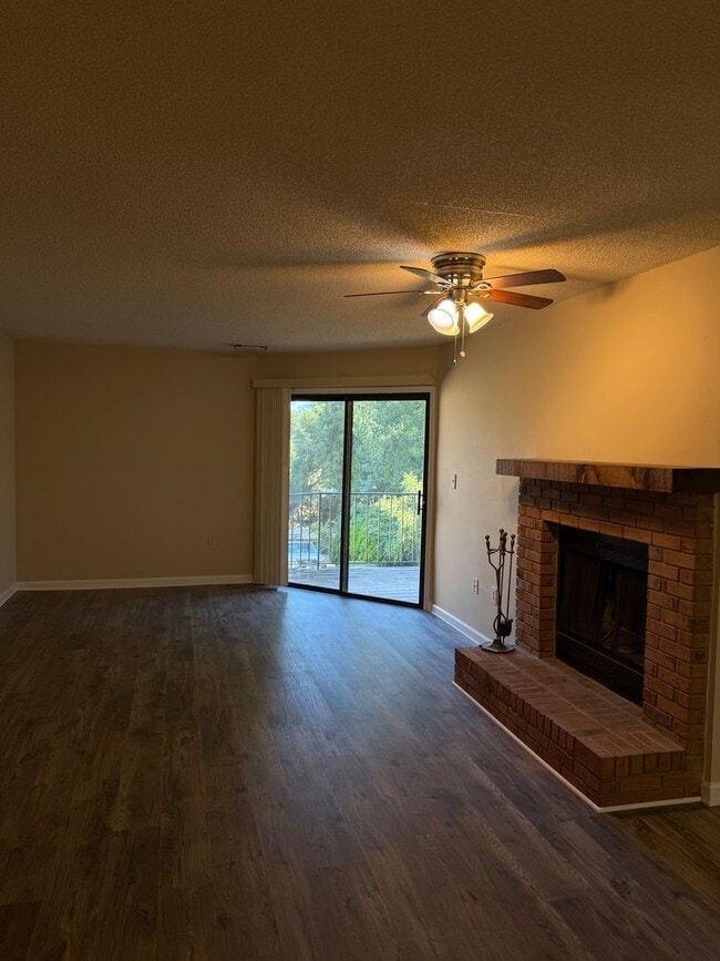 Building Photo - 1 Bedroom Condo in the Heart of Gainesville!