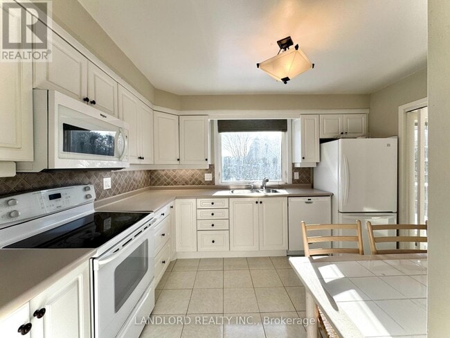 Photo - 2294 Wyandotte Dr