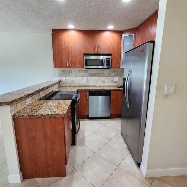 Building Photo - 2170 NE 51st Ct Unit C3 Rental