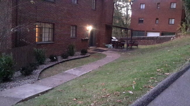 Building Photo - 1403 Summit Dr Unit 2