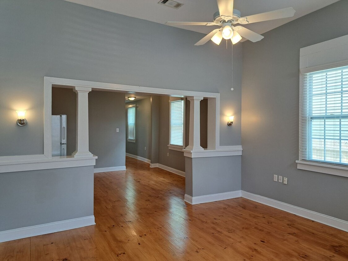 Single Family Home- 2 BR/2BA in Upper Mid-... - Single Family Home- 2 BR/2BA in Upper Mid-...