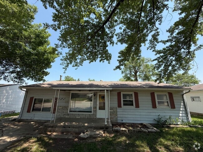Building Photo - 3 Bedroom Single family with fenced in yard Rental