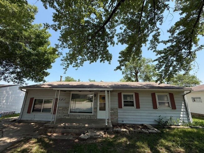 3 Bedroom Single family with fenced in yard - 3 Bedroom Single family with fenced in yard House
