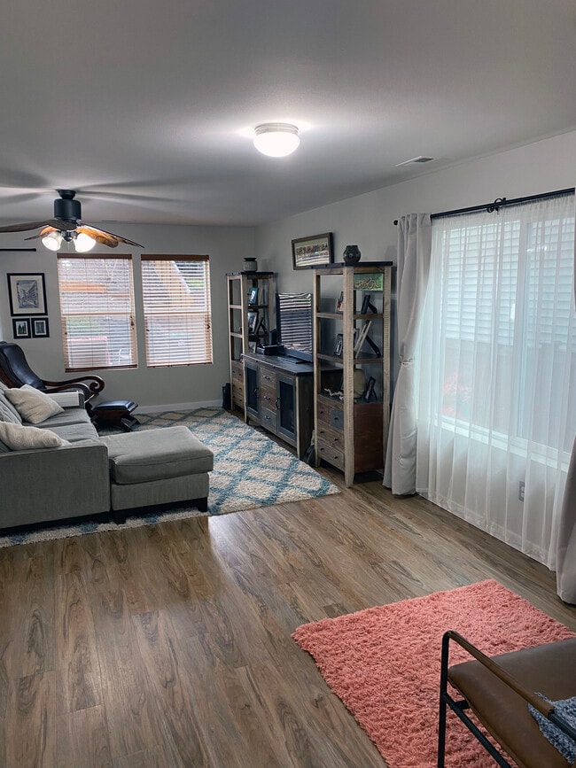 Photo - 450 NW Nesvik Way