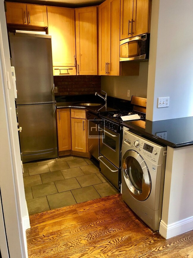 Building Photo - E 50TH ST. Unit 2B