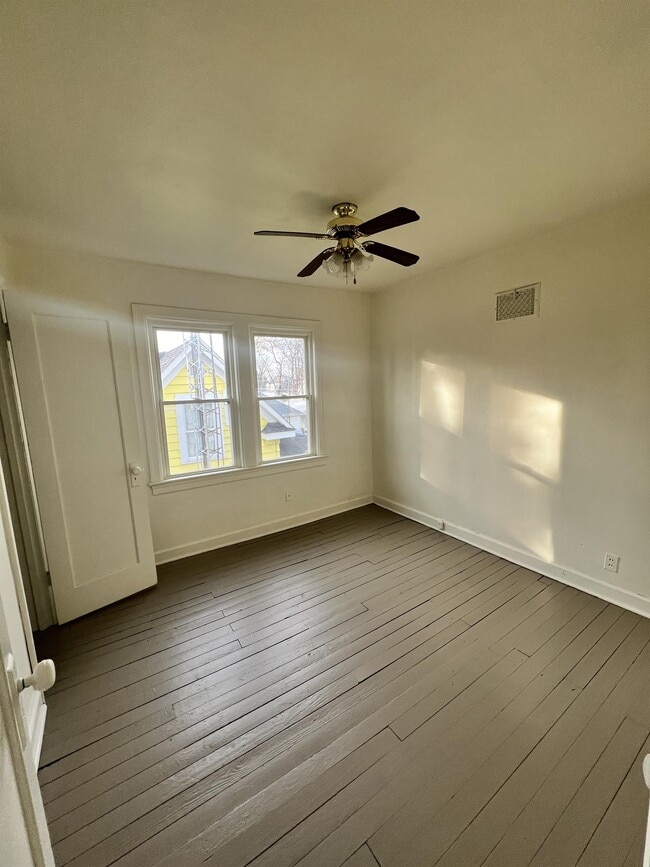 Photo - 609 W Broadway St