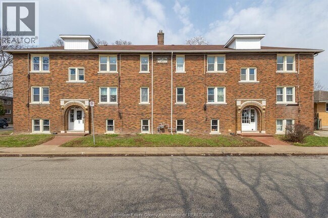 Photo - 706 Elliott St E