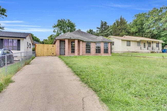 Photo - 2520 Fatima Ave