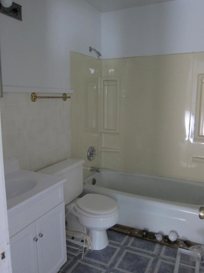 Photo - 109 W 12th St