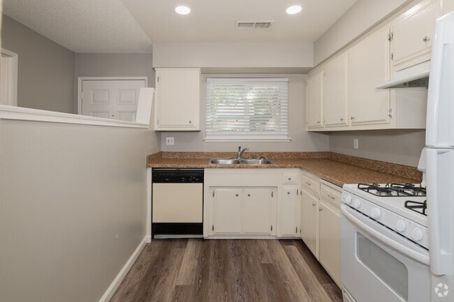 2 habitaciones, 1,5 baños - 1024 pies cuadrados - Cocina - Rio Townhouses