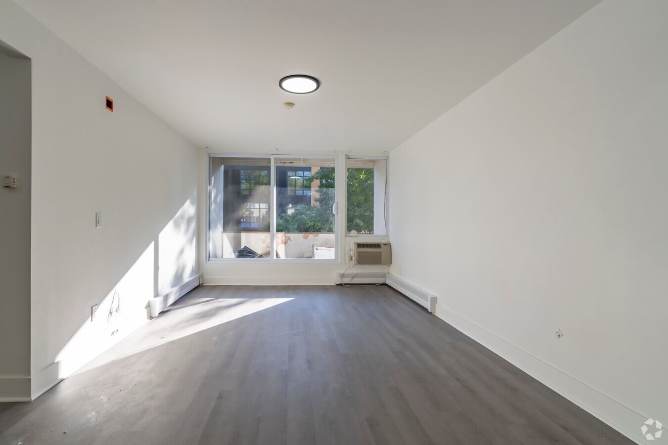 2BR, 2BA, - 750SF - Updated - Living/Dining Room - 912 Brown St