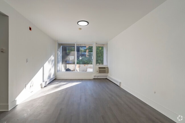 2BR, 2BA, - 750SF - Updated - Living/Dining Room - 912 Brown St