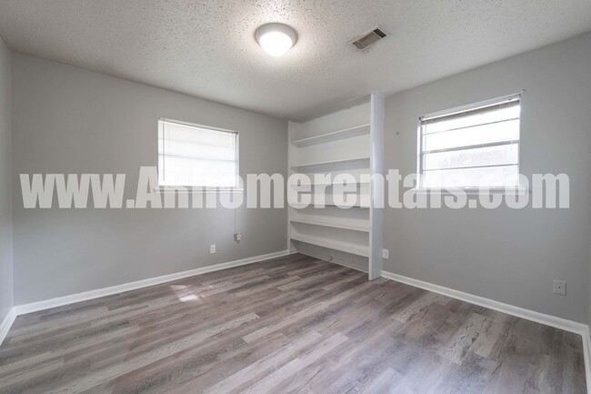 Photo - 908 Greenlea Dr House
