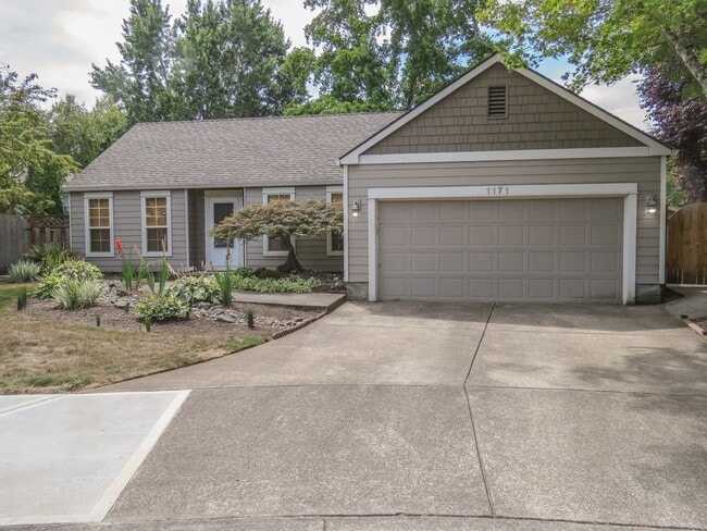 Building Photo - Charming 3 bedroom 2 bathroom home availab...