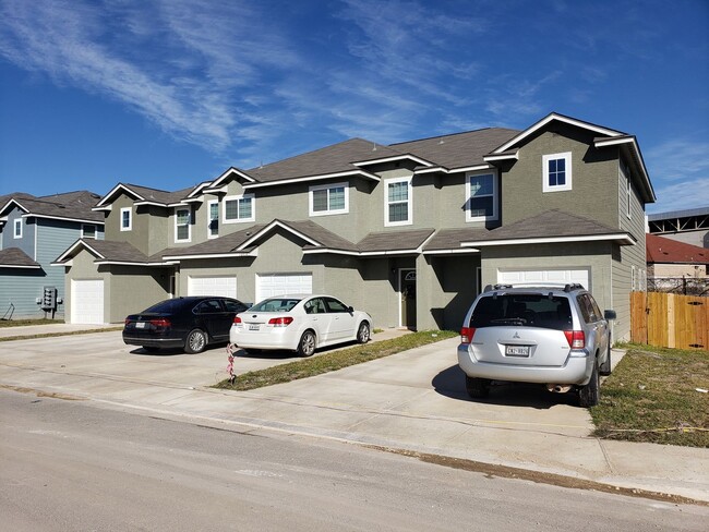 Building Photo - Town home for rent