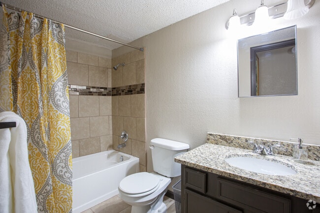 1BR, 1BA - 700 SF