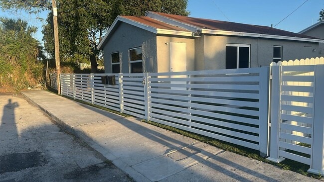 Building Photo - 712 W 20th St Rental