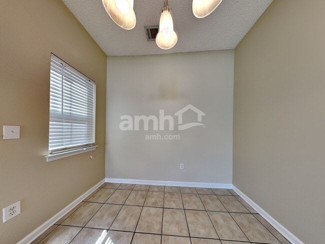 521 Amsonia Cir