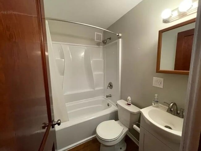 House main floor bathroom - 2823 Pittsburgh Ave