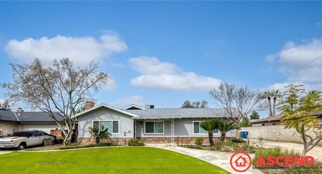 Building Photo - Beautiful home in North Bakersfield! *POOL*