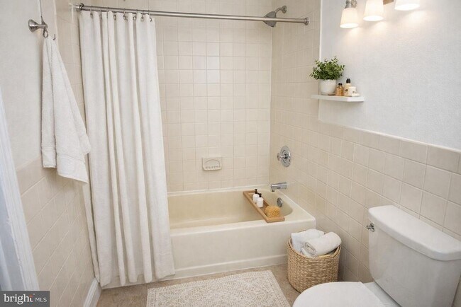 Photo - 2309 E York St Unidad 2R