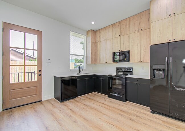 Photo - 1308 Tarley St