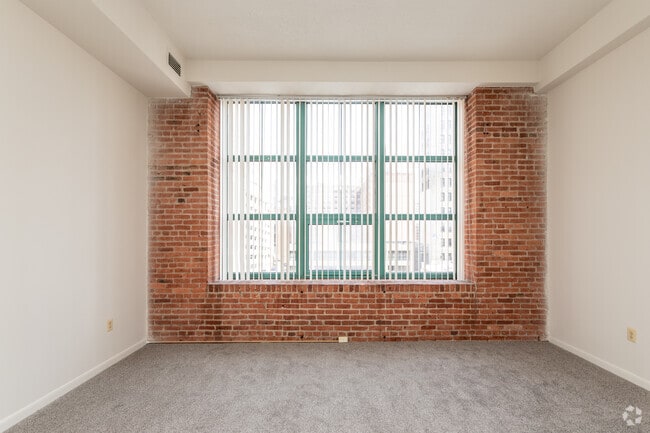 2BR, 2BA - 964SF - Living Room