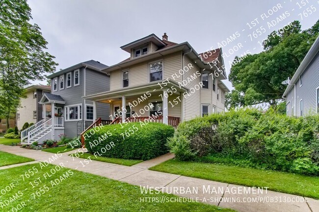 Photo - Huge Yard in Downtown Forest Park Unit 1st floor