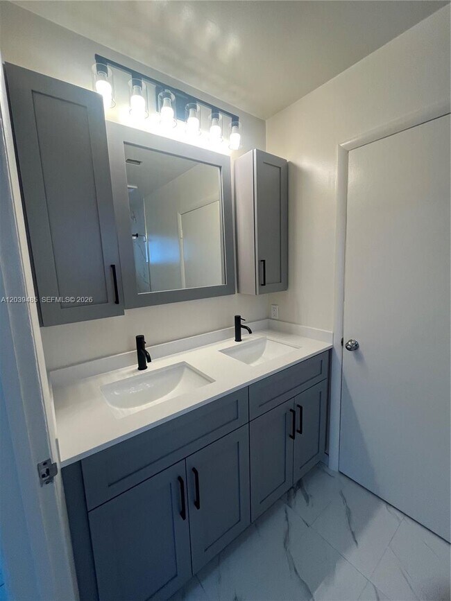 Photo - 28 E 20th St