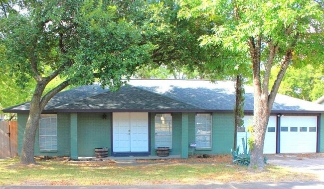 Building Photo - 1507 Pine Knoll Dr Rental