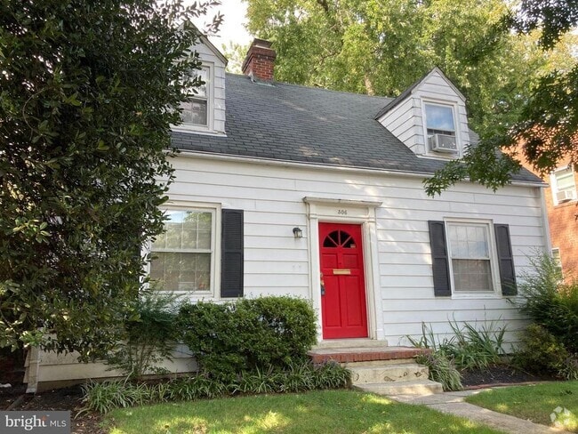 Building Photo - 306 E Oak St Rental