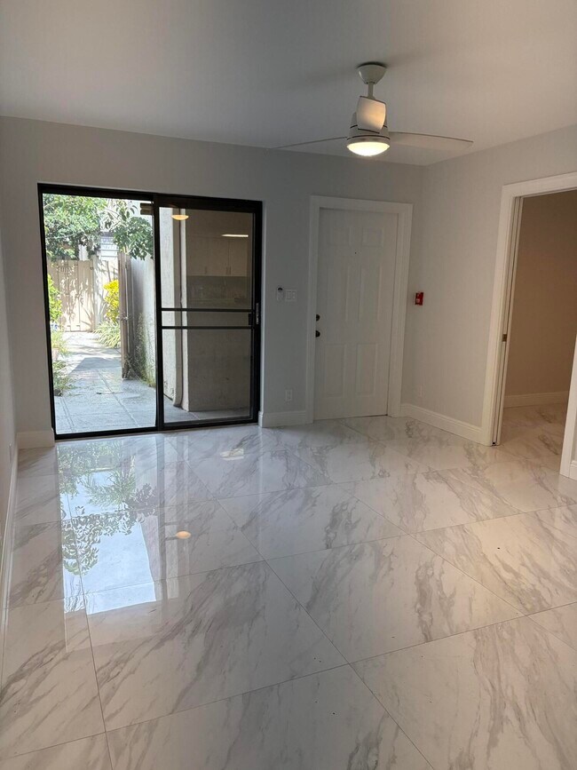 Photo - 616 Executive Center Dr Unidad 102