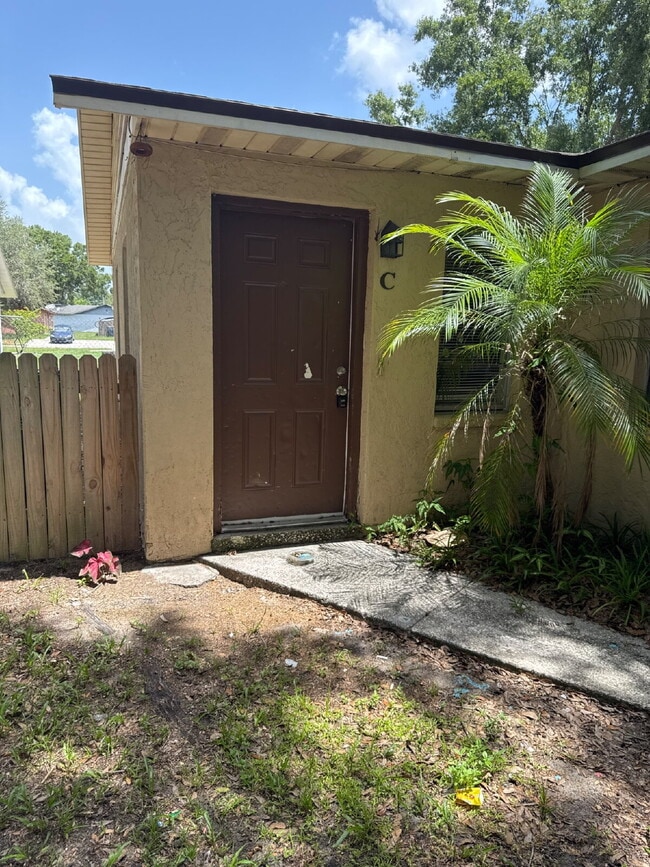 Building Photo - 2 bedroom 1 bath unit available for immedi... Rental