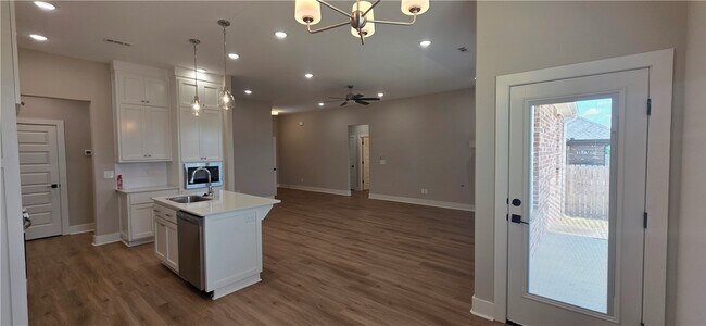 Photo - 881 Pinnacle St