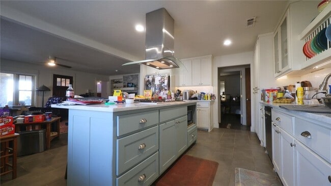 Building Photo - 2108 W Stone St