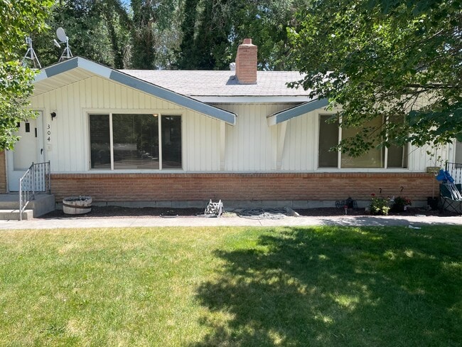 Photo - 304 Ash St S
