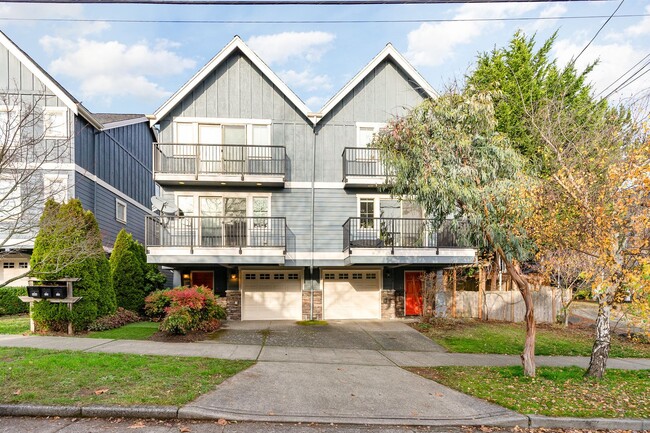 3 Bd / 2.5 Ba Seattle Townhome - 3 Bd / 2.5 Ba Seattle Townhome