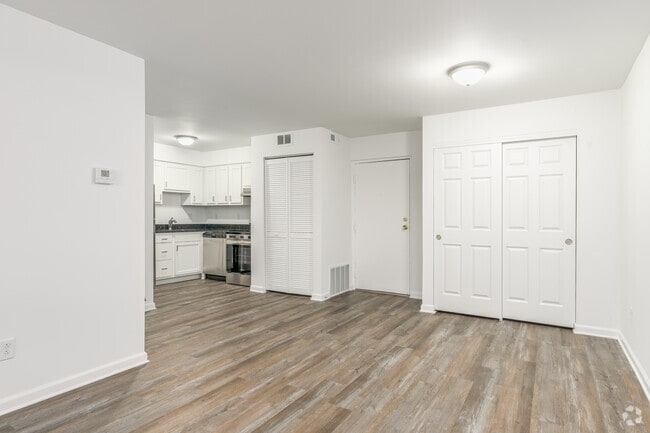 2BR, 2BA - 972 SF - Kitchen - Worthington Terrace
