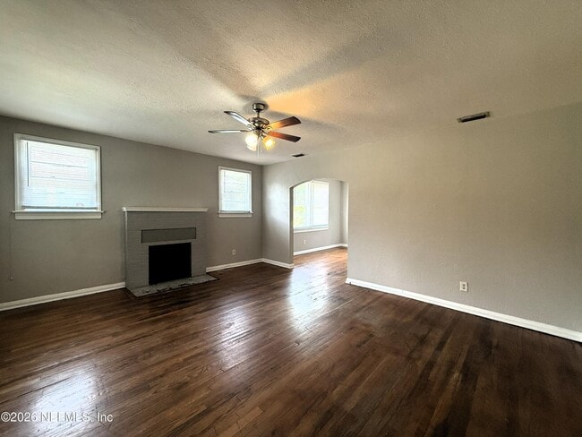 Photo - 843 Mackinaw St