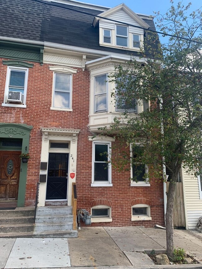 Building Photo - Available Now! 2 Bedroom 1st Floor, Parkin...