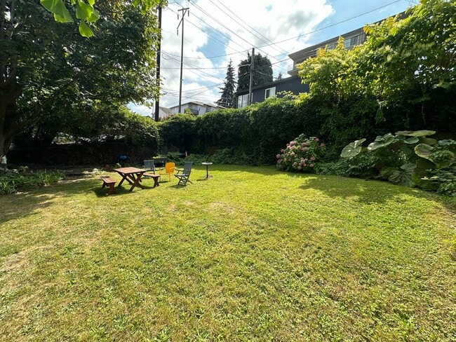 Building Photo - 69 Etruria St Unit E