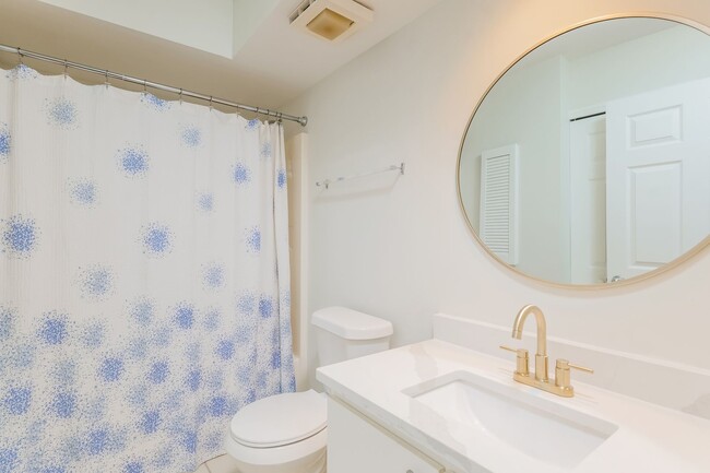 Photo - 2 bed + den 2 bath condo, just 2.5 miles from the beach! Unidad 103