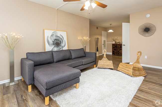 1BR, 1BA - 740SF
