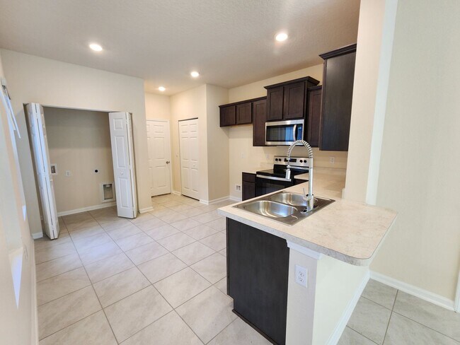 Photo - ***HOLIDAY SPECIAL NO RENT FOR DECEMBER*** Stunning 3 Bed 2.5 Bath Townhouse!