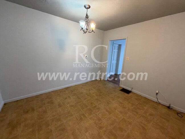 Photo - 629 Commercial-