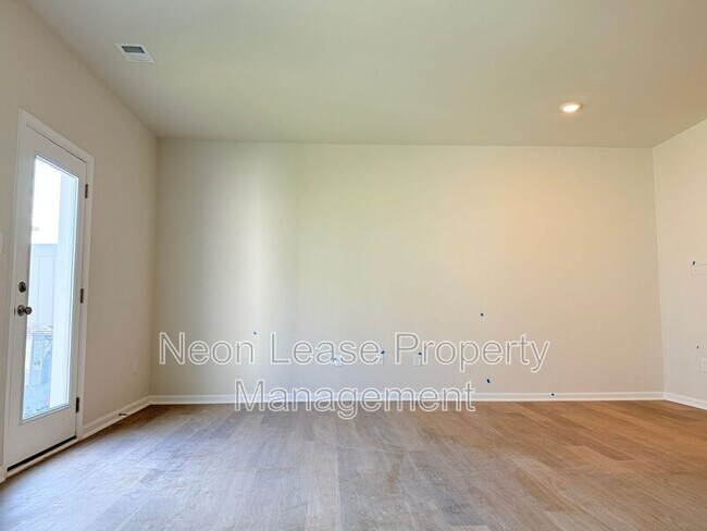 Photo - 529 Colette St