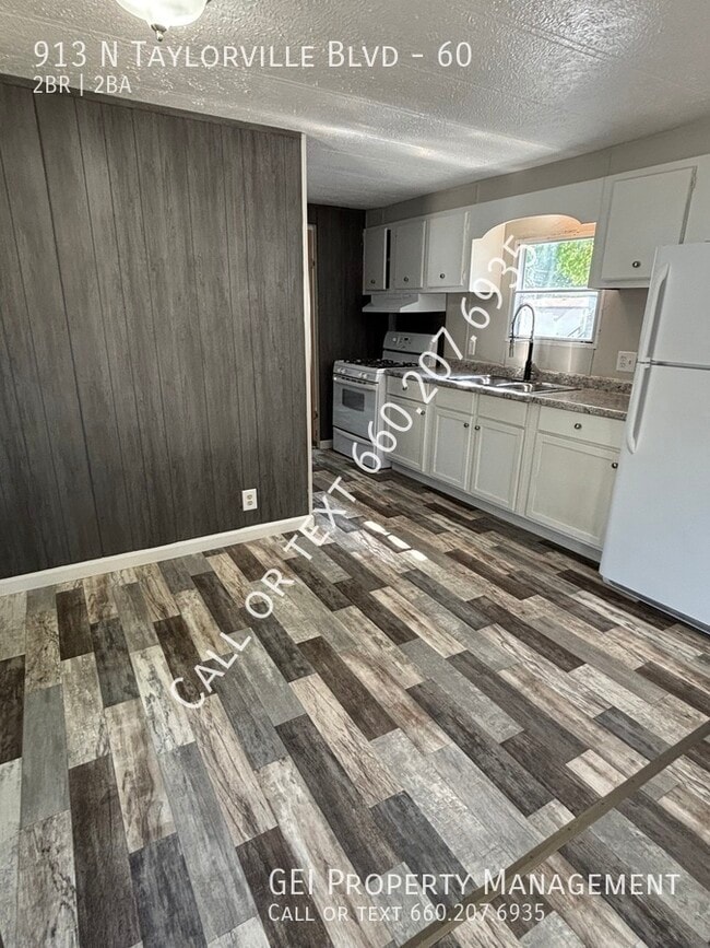Photo - 913 N Taylorville Blvd