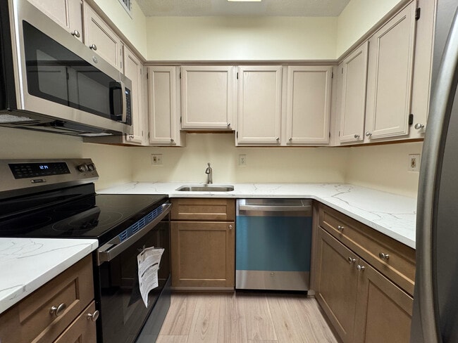 Kitchen - 2400 Clarendon Blvd Unit 706