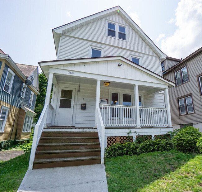 Building Photo - Available 8/1/26 - Spacious Newly Renovate... Rental