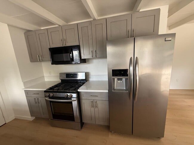 Building Photo - 40360 Mayberry Ave Unit 260 Mayfair D